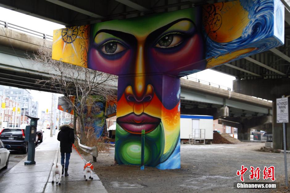 多伦多桥柱艺术记录城市变迁