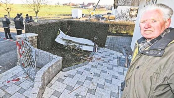 德国一运动型飞机居民区坠毁 2人死亡
