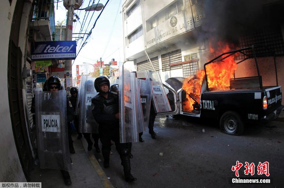 墨西哥抗议者怒砸警车 要求严惩伊瓜拉前市长