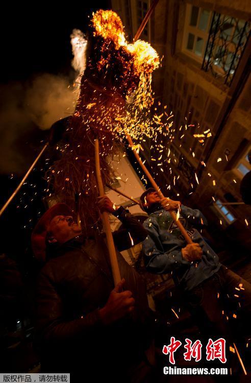 西班牙民众欢度火把节 纪念圣塞巴斯蒂安