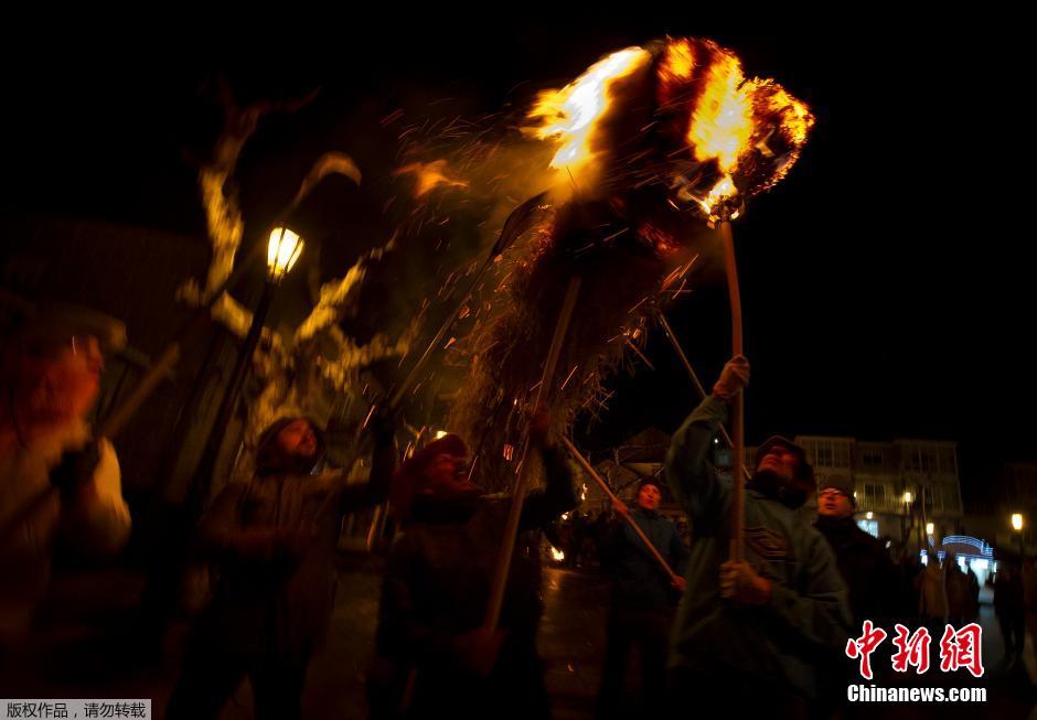 西班牙民众欢度火把节 纪念圣塞巴斯蒂安