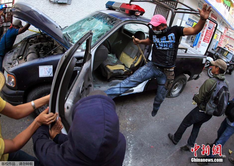 墨西哥抗议者怒砸警车 要求严惩伊瓜拉前市长