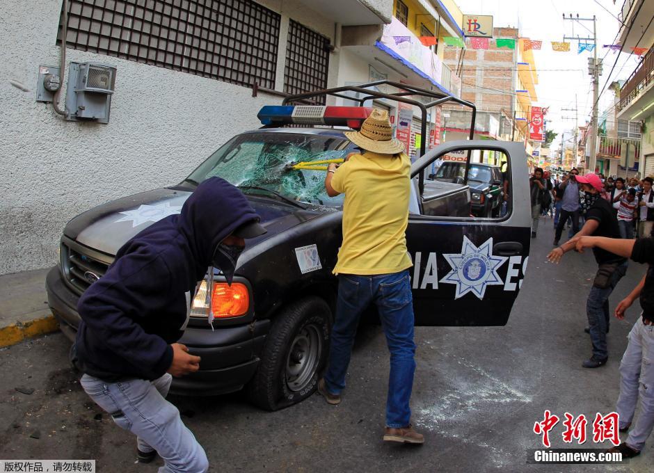 墨西哥抗议者怒砸警车 要求严惩伊瓜拉前市长