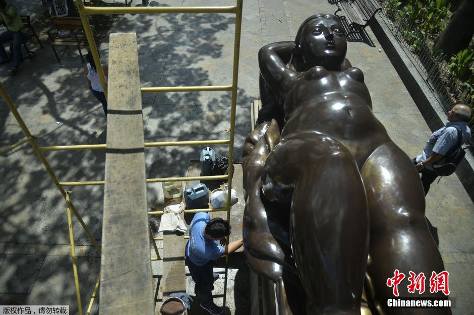 哥伦比亚艺术家创作肥胖版“沉睡的维纳斯”