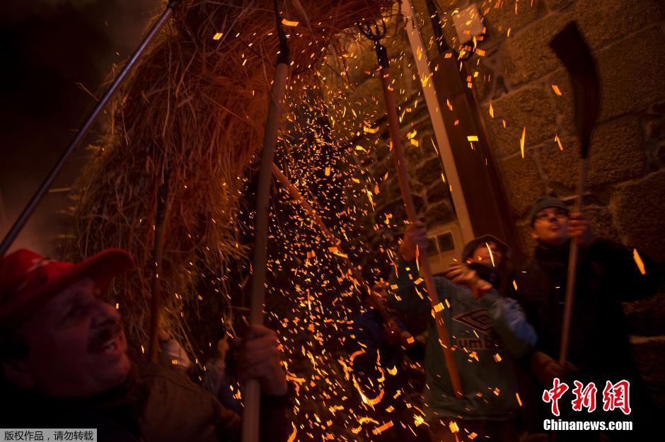 西班牙民众欢度火把节 纪念圣塞巴斯蒂安