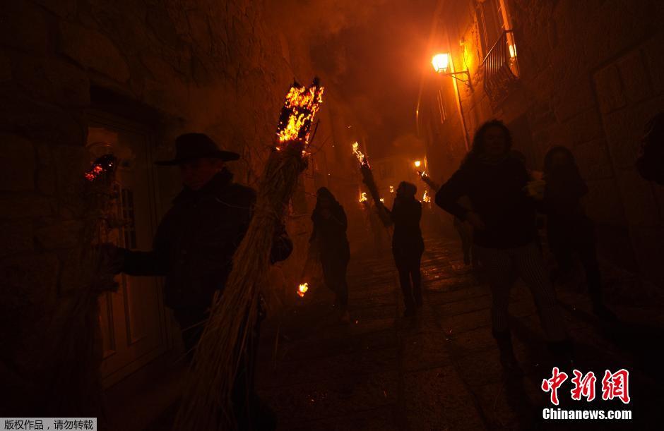 西班牙民众欢度火把节 纪念圣塞巴斯蒂安