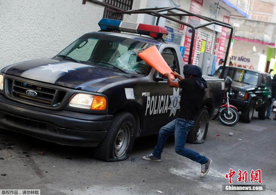 墨西哥抗议者怒砸警车 要求严惩伊瓜拉前市长