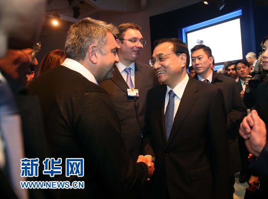1月21日，中国国务院总理李克强在瑞士达沃斯举行的世界经济论坛全会发表特别致辞并回答提问。这是李克强在致辞后同与会嘉宾亲切交谈。新华社记者 刘卫兵 摄