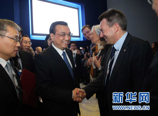 1月21日，中国国务院总理李克强在瑞士达沃斯举行的世界经济论坛全会发表特别致辞并回答提问。这是李克强在致辞前同与会嘉宾亲切交谈。新华社记者 刘卫兵 摄