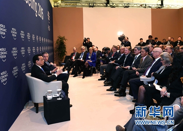 1月21日，国务院总理李克强在瑞士达沃斯出席与世界经济论坛国际工商理事会代表对话会，与各国工商企业家深入交流。 新华社记者 饶爱民 摄