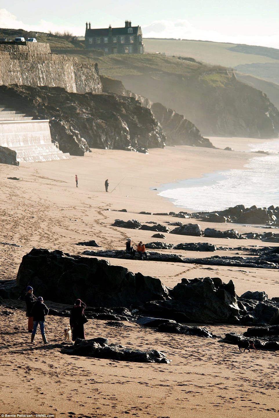 英一沙滩所有沙子都被风暴卷走 岩石裸露面目全非