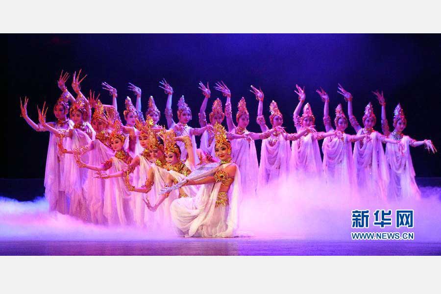 1月23日，中国演员在开幕式上表演大型歌舞剧《丝路花雨》。 当日，“中国旅游年”开幕式在韩国首尔举行。 新华社记者 姚琪琳 摄