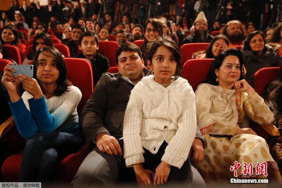 奥巴马在印度发表演讲 深受当地民众欢迎