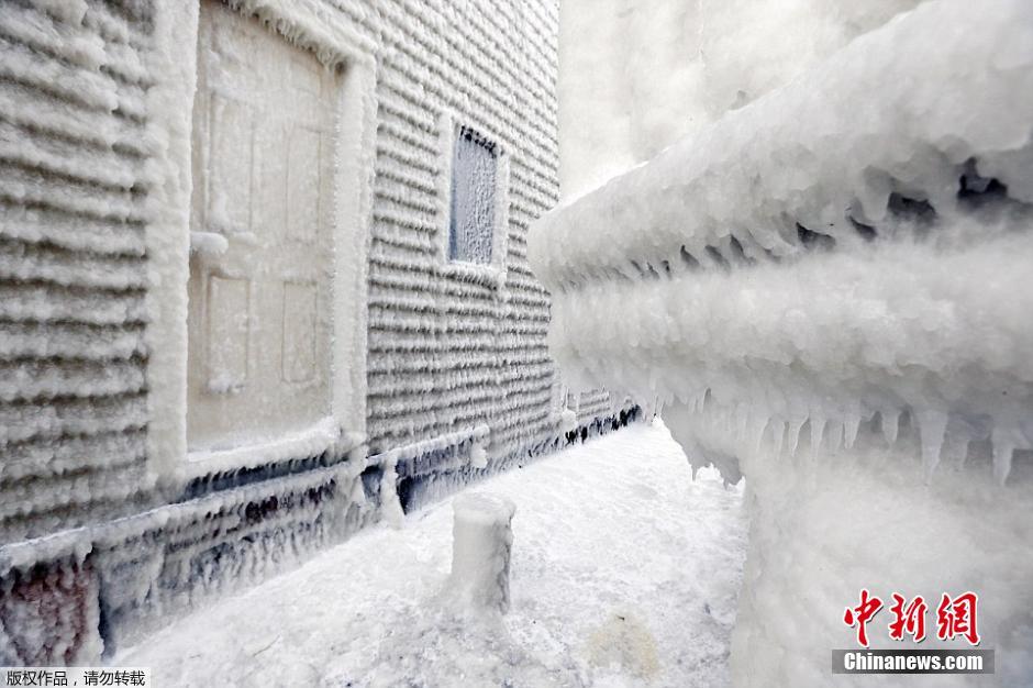 沿海小镇遭冰封宛如末日电影 民众无奈痛哭离家