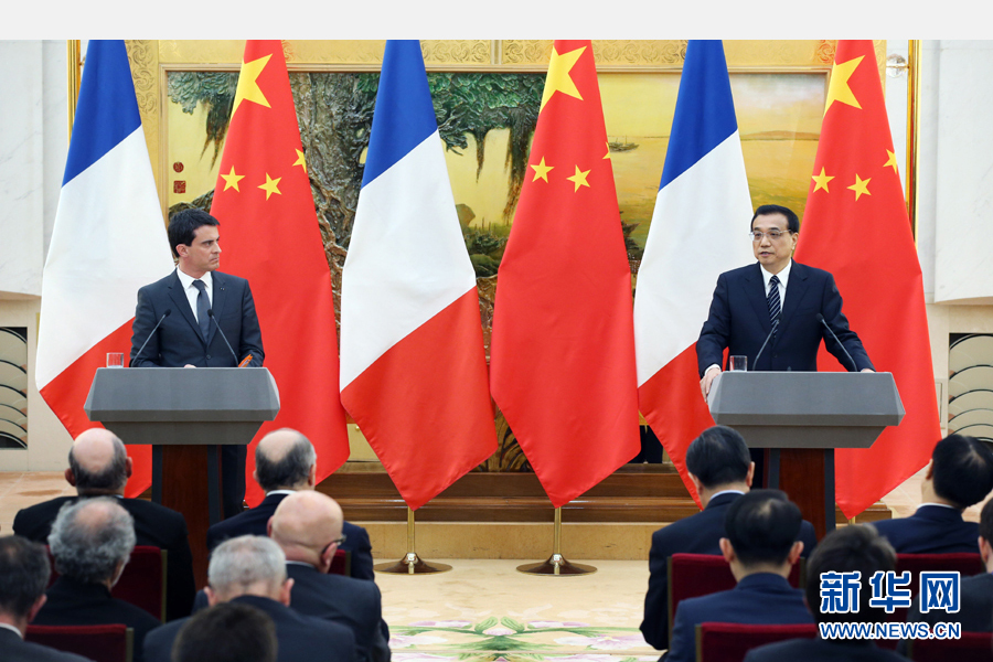 1月29日，中国国务院总理李克强在北京人民大会堂与法国总理瓦尔斯举行会谈后共同会见记者。 新华社记者姚大伟 摄 