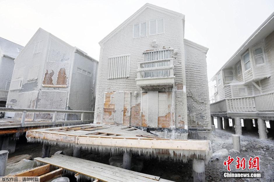 沿海小镇遭冰封宛如末日电影 民众无奈痛哭离家