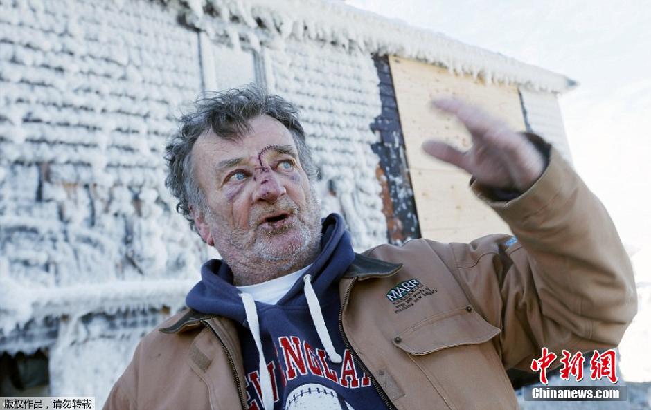 沿海小镇遭冰封宛如末日电影 民众无奈痛哭离家