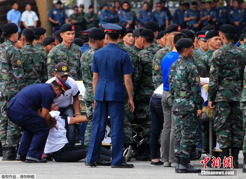 菲律宾44名遇难特警遗体运抵马尼拉