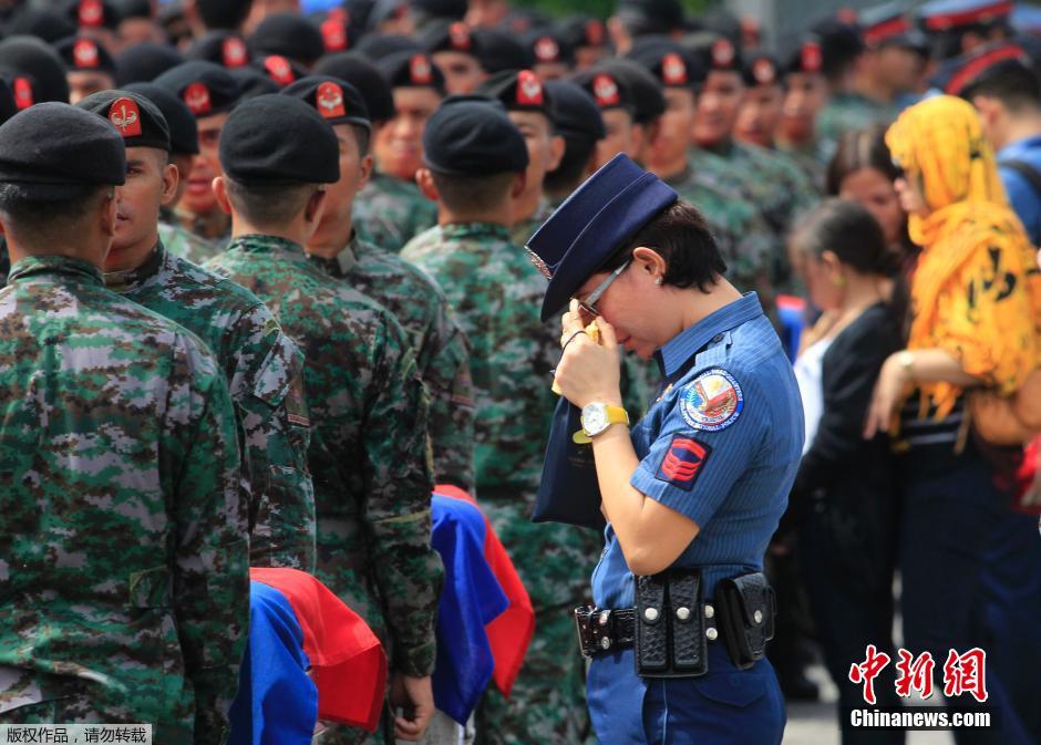 菲律宾44名遇难特警遗体运抵马尼拉