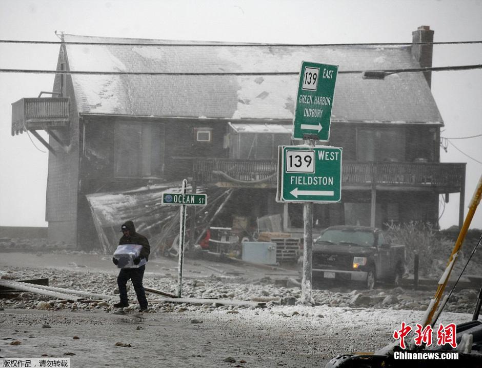 沿海小镇遭冰封宛如末日电影 民众无奈痛哭离家