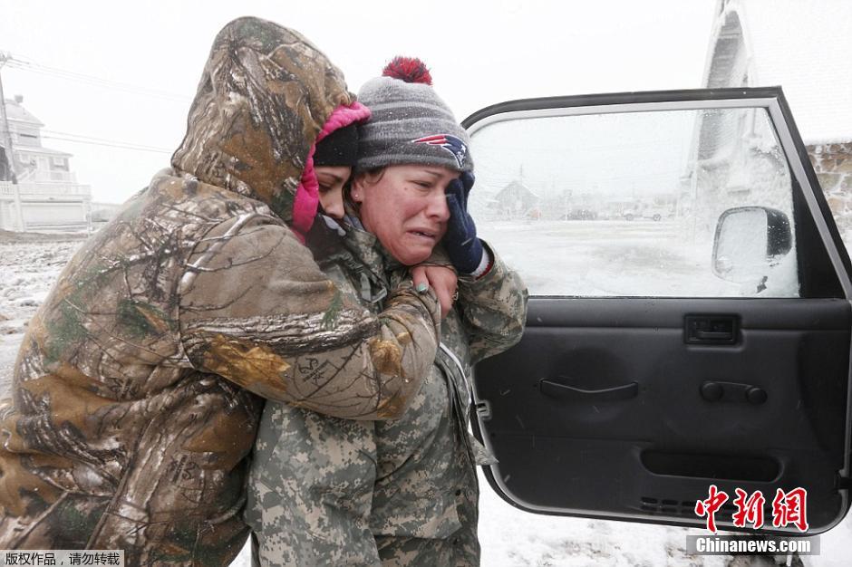 沿海小镇遭冰封宛如末日电影 民众无奈痛哭离家