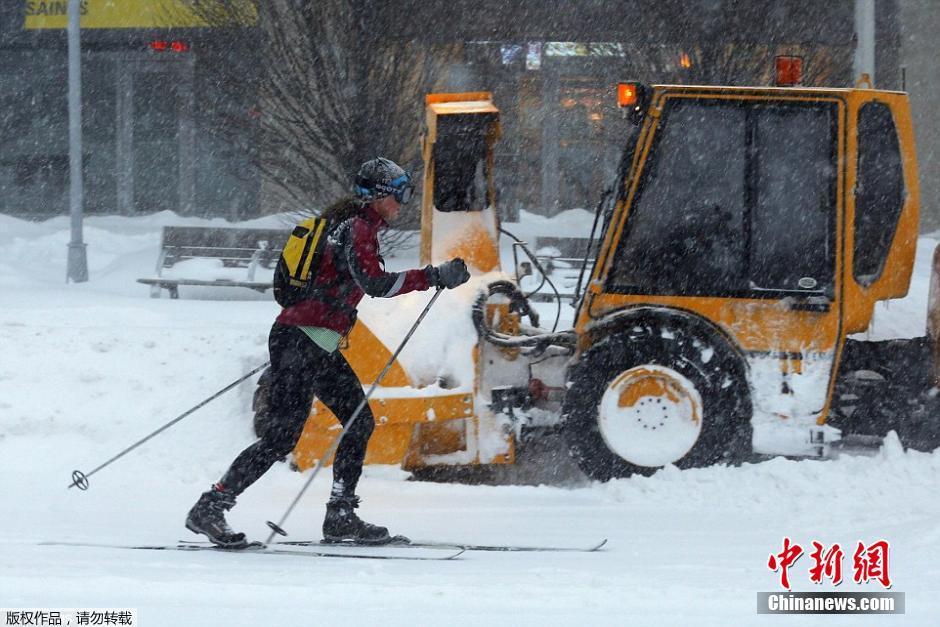 沿海小镇遭冰封宛如末日电影 民众无奈痛哭离家