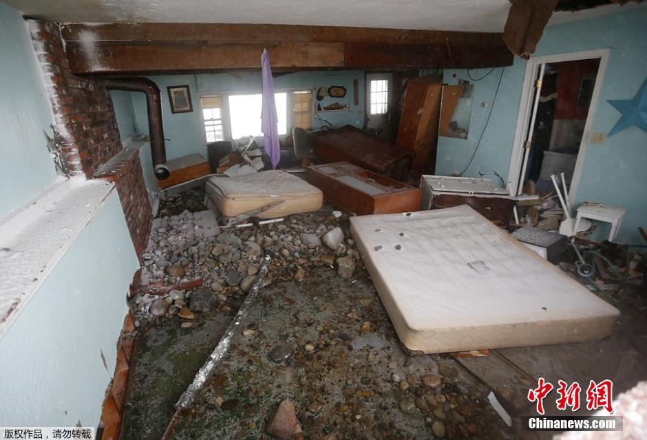 沿海小镇遭冰封宛如末日电影 民众无奈痛哭离家