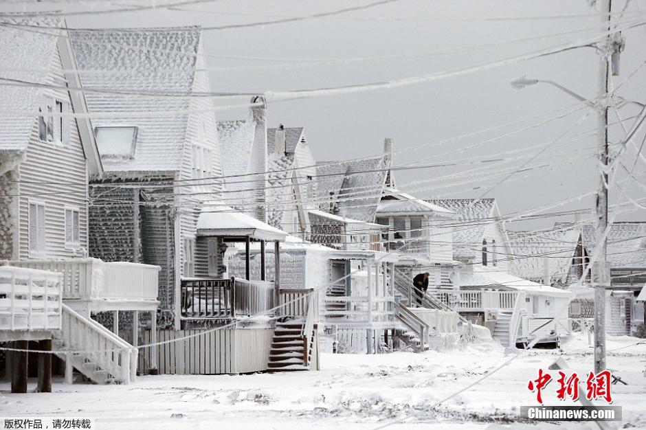 沿海小镇遭冰封宛如末日电影 民众无奈痛哭离家