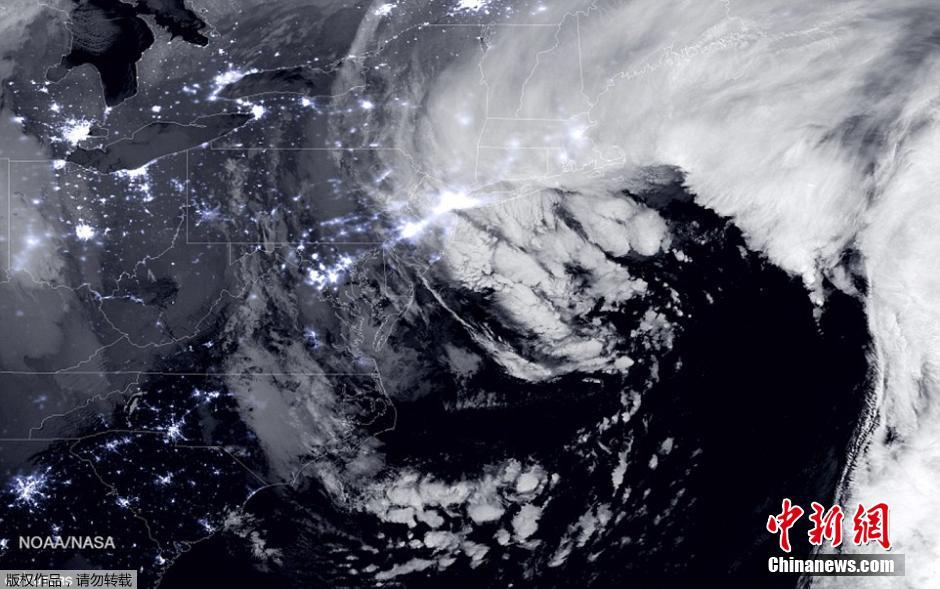 沿海小镇遭冰封宛如末日电影 民众无奈痛哭离家