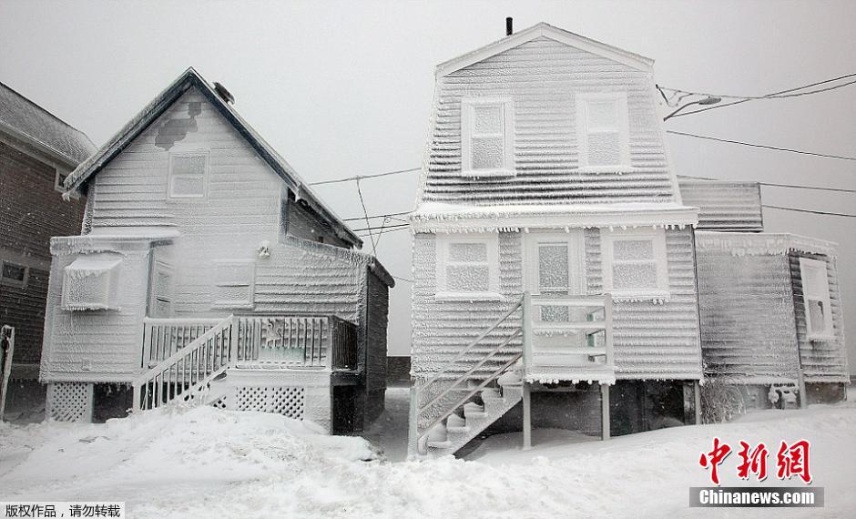 沿海小镇遭冰封宛如末日电影 民众无奈痛哭离家