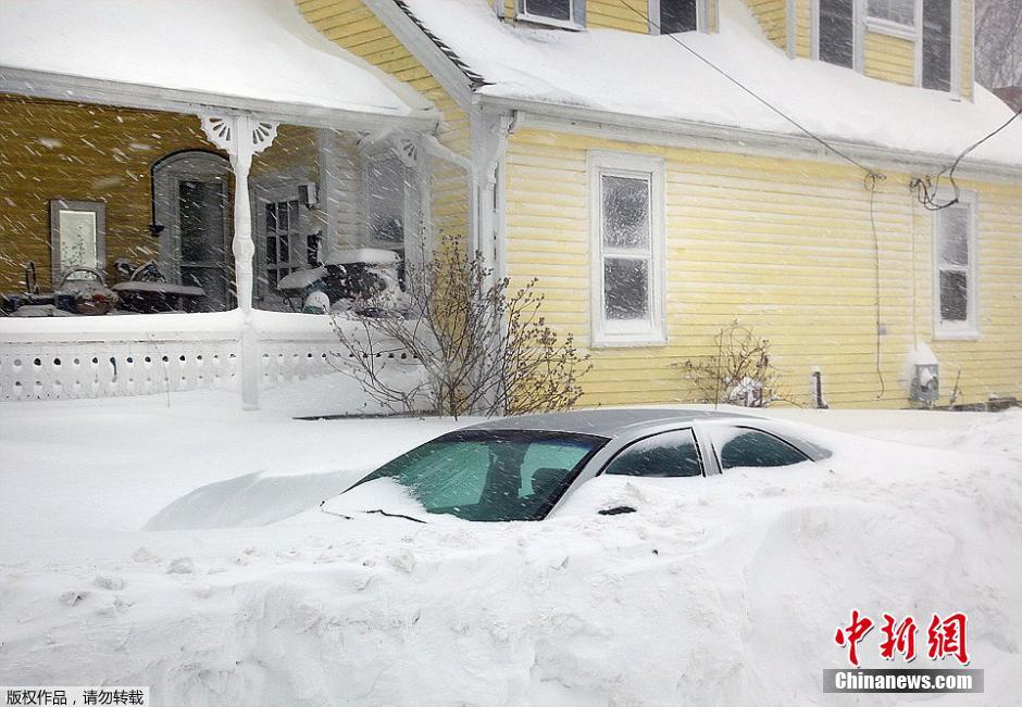 沿海小镇遭冰封宛如末日电影 民众无奈痛哭离家