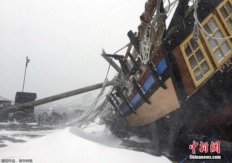 沿海小镇遭冰封宛如末日电影 民众无奈痛哭离家