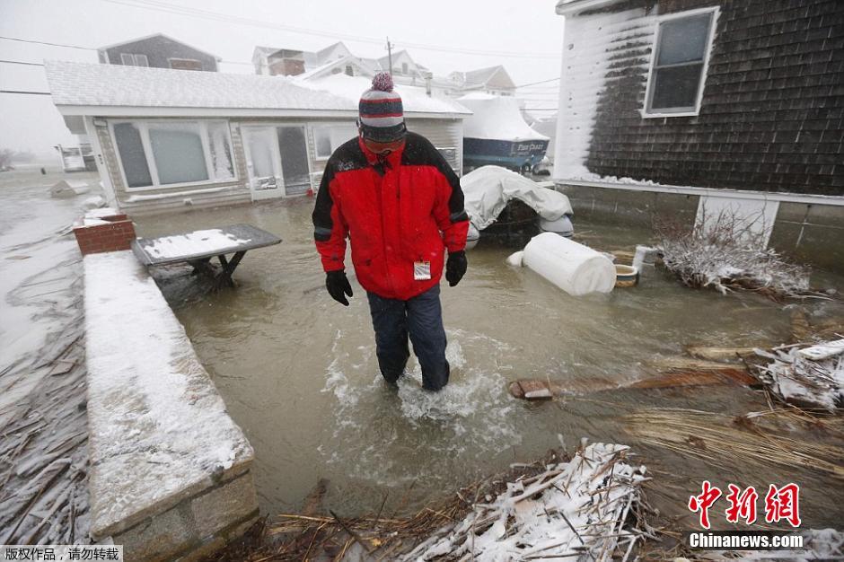 沿海小镇遭冰封宛如末日电影 民众无奈痛哭离家
