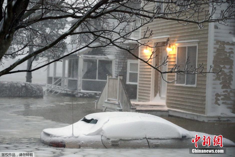 沿海小镇遭冰封宛如末日电影 民众无奈痛哭离家