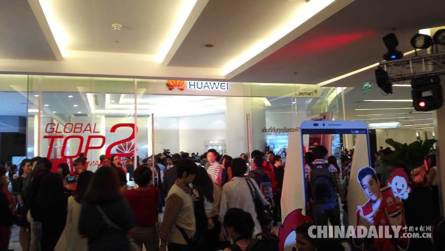 华为手机抢占泰高端市场 曼谷中心商业区首家旗舰店开业