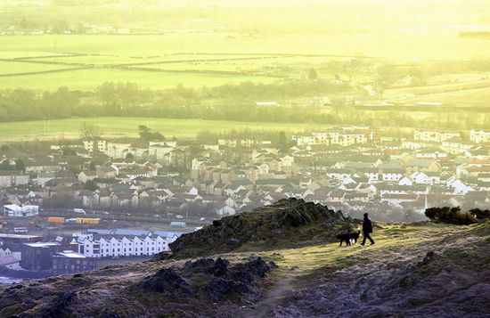 英国遭遇数周严寒 皑皑积雪似瑞士雪山(图)