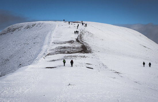 英国遭遇数周严寒 皑皑积雪似瑞士雪山(图)