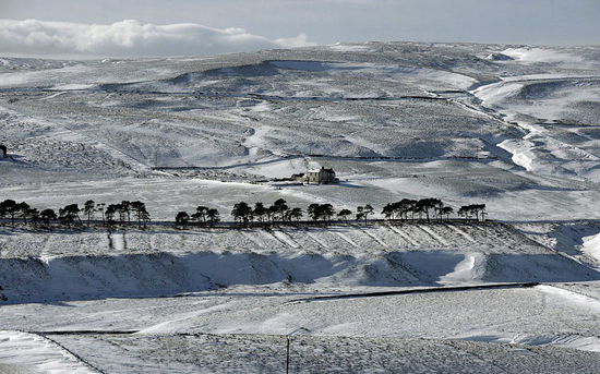英国遭遇数周严寒 皑皑积雪似瑞士雪山(图)
