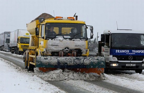 英国遭遇数周严寒 皑皑积雪似瑞士雪山(图)