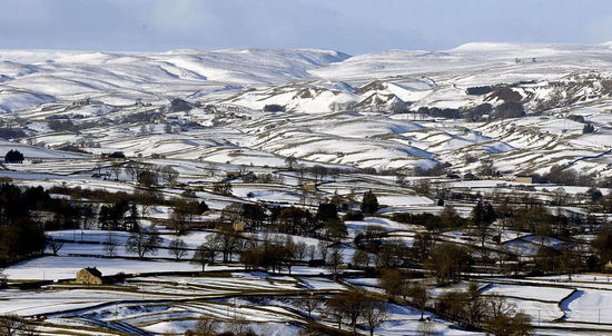 英国遭遇数周严寒 皑皑积雪似瑞士雪山(图)