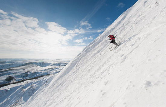 英国遭遇数周严寒 皑皑积雪似瑞士雪山(图)