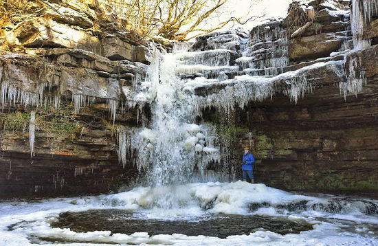 英国遭遇数周严寒 皑皑积雪似瑞士雪山(图)
