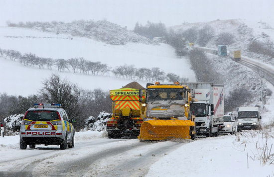 英国遭遇数周严寒 皑皑积雪似瑞士雪山(图)