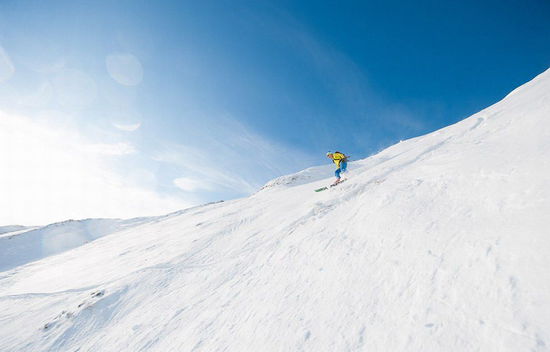 英国遭遇数周严寒 皑皑积雪似瑞士雪山(图)