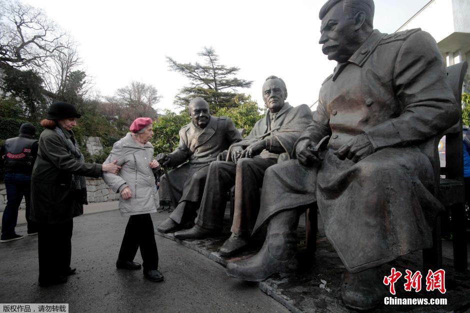 俄纪念雅尔塔会议召开70周年 英美苏领导人铜像揭幕