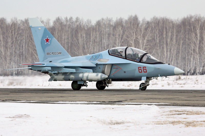 俄空军雅克-130教练战斗机挂弹试飞