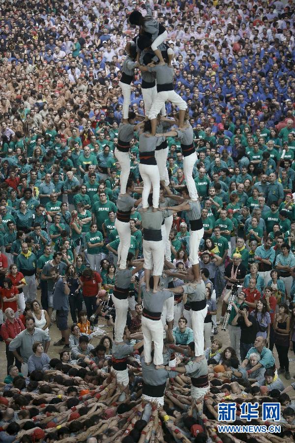 (国际·图片故事)(2)热爱“叠人塔”的哈娜