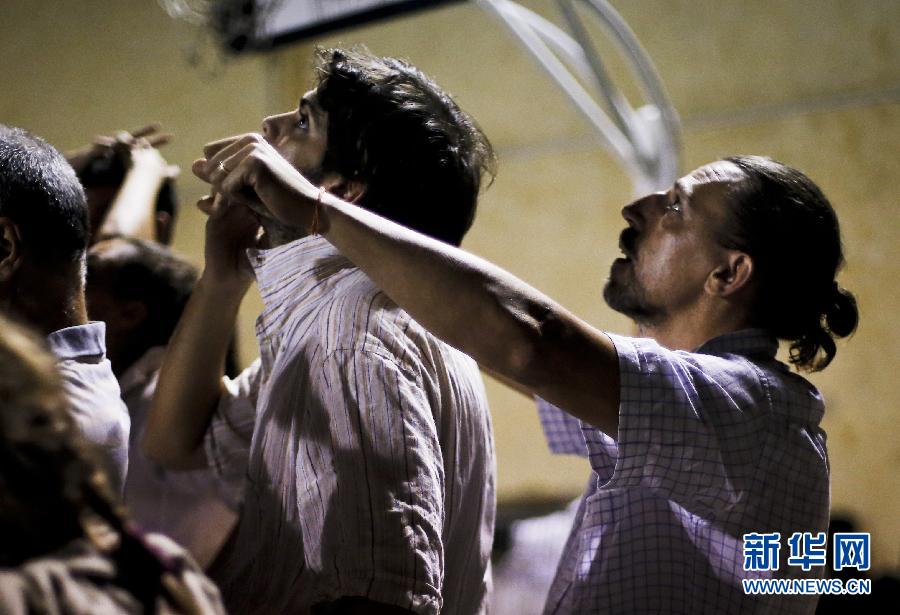 (国际·图片故事)(4)热爱“叠人塔”的哈娜