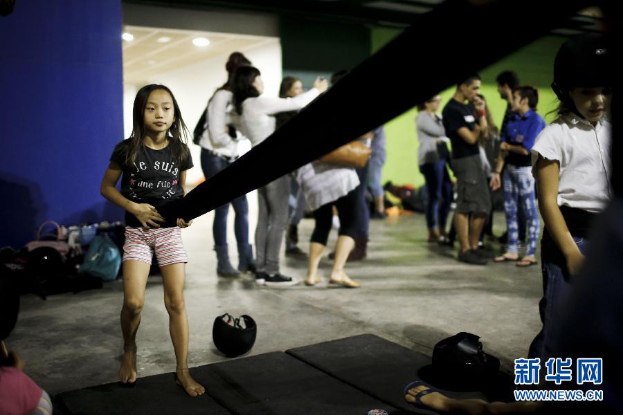 （国际&middot;图片故事）（6）热爱&ldquo;叠人塔&rdquo;的哈娜