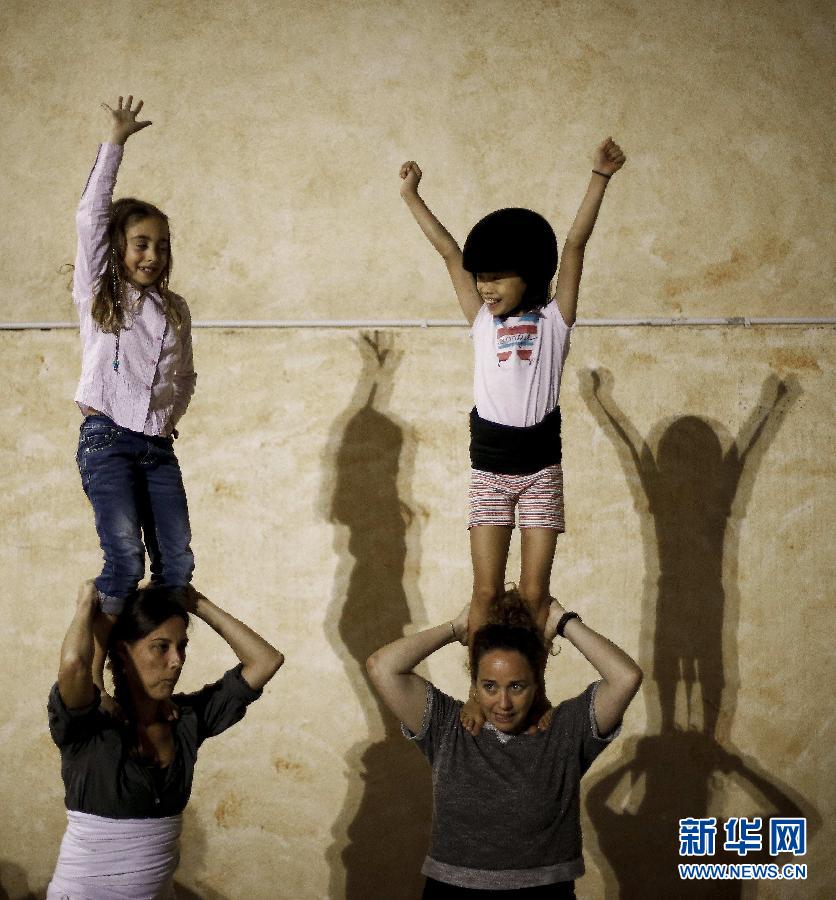 （国际&middot;图片故事）（7）热爱&ldquo;叠人塔&rdquo;的哈娜